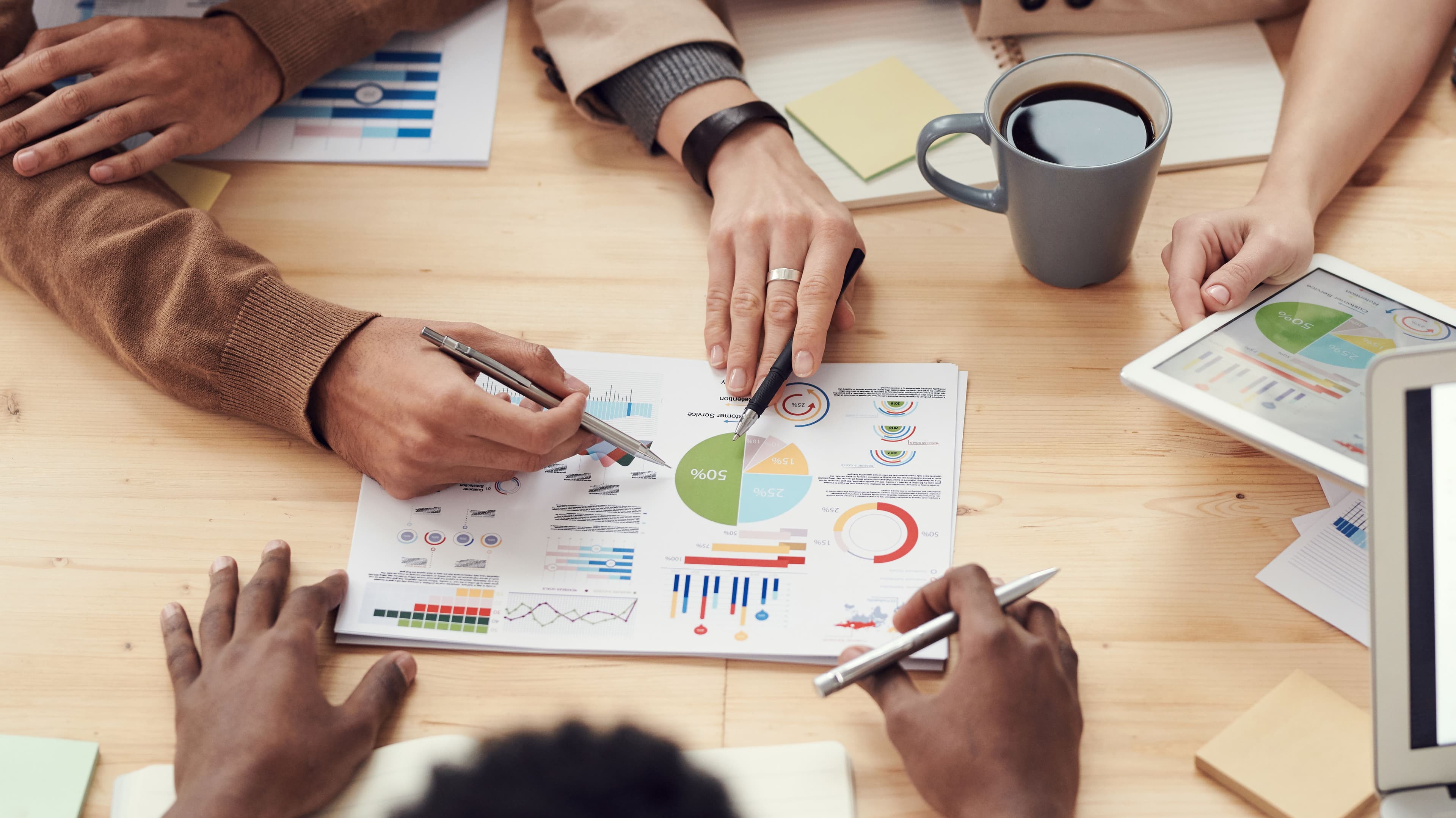 Team arbeitet an digitalen Lösungen